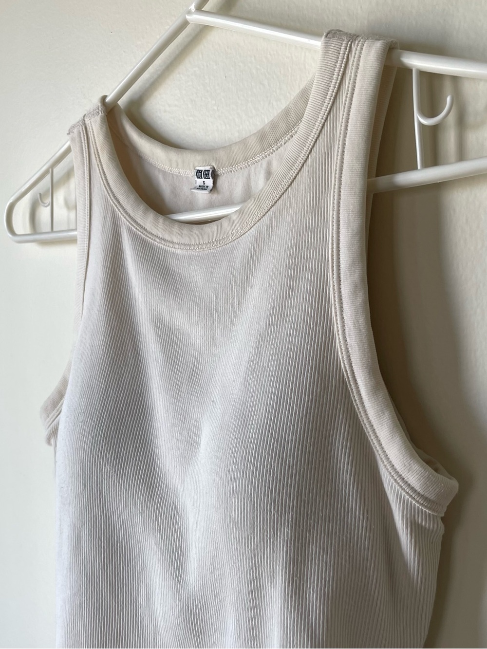 UNIQLO White Ribbed Tank Top - Picture 5 of 6